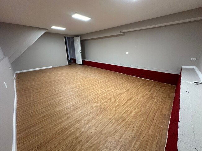 Building Photo - Charming 3 Bed with 2 Baths