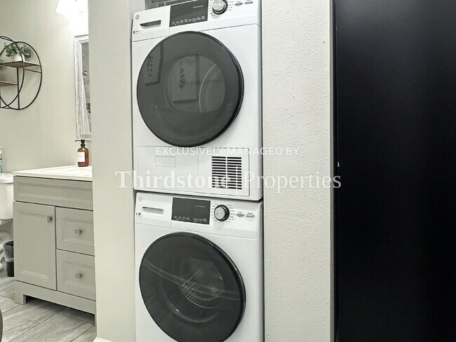 Building Photo - 908 Barrs St