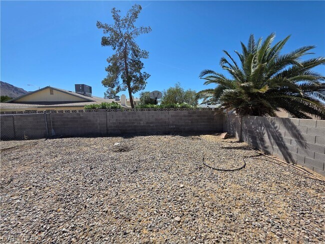 Building Photo - 1745 Mt Hood St