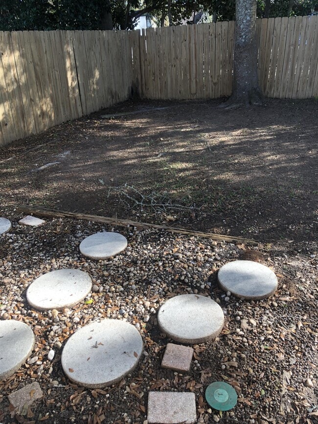 Building Photo - 1095 Rockbrook Ct