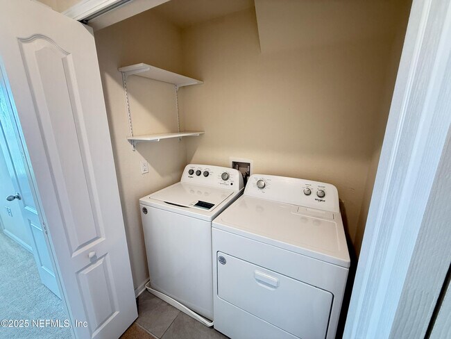Building Photo - 523 Spanish Oaks Way