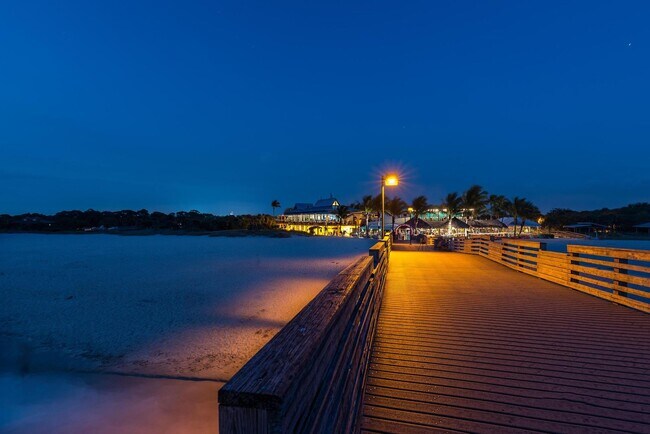 Building Photo - GORGEOUS FULLY RENOVATED 1st FLOOR 2 BEDROOM 1 BATHROOM CONDO LOCATED JUST 5 MINUTES FROM VENICE ...