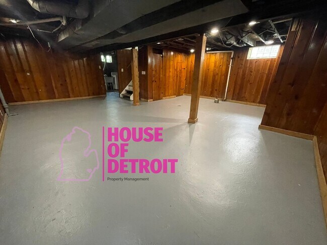 Building Photo - SUMMER SPECIAL~ 3 BEDROOM 1.5 BATH~ FREE P...