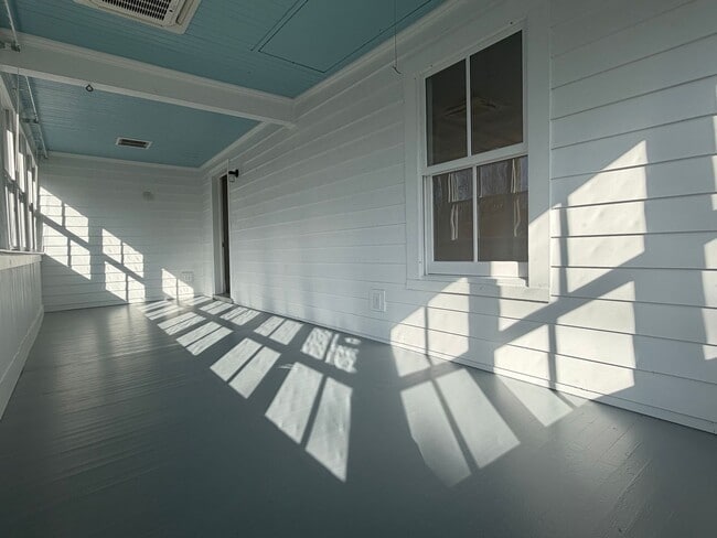 Building Photo - 5826 Railroad Ave