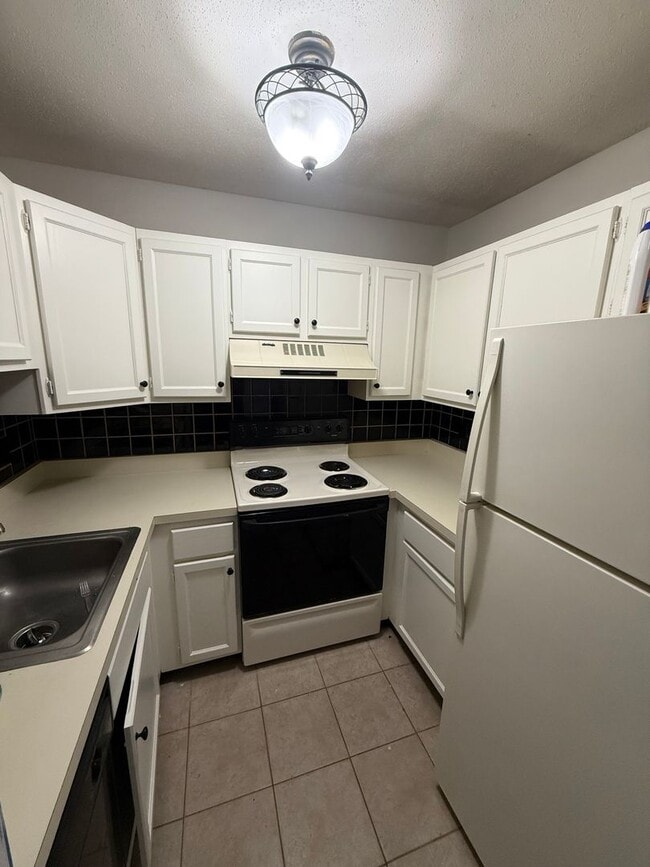 Building Photo - Professional Condo - Redstone Commons