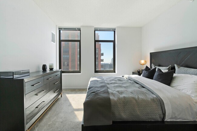 Building Photo - 605 W Kinzie St