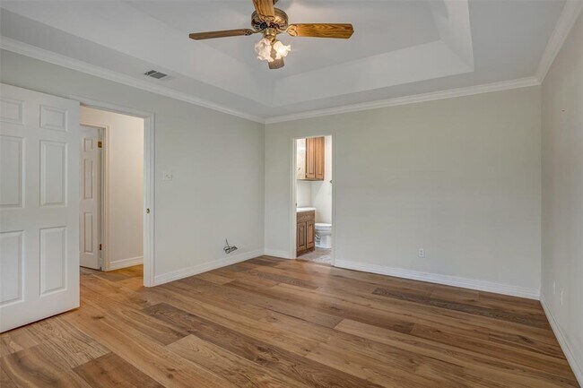 Building Photo - 410 Rolling Green Dr