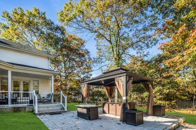 Building Photo - 10 Bay Woods Dr