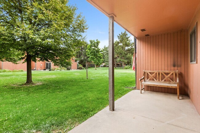 Building Photo - 2 Bedroom, 1 Bathroom Apartment, trash, water, and hot water heat included in rent.