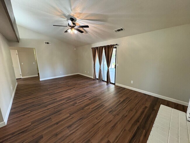 Building Photo - SW Visalia Home Available Now!!