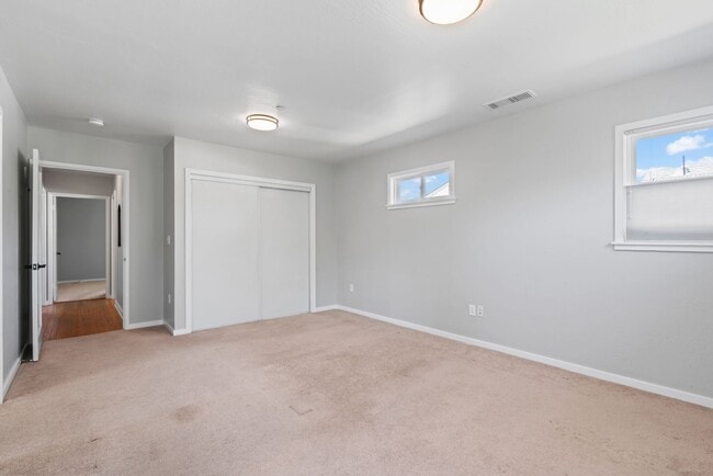 Building Photo - Pet Friendly 3Bd/2Ba Single-Family Home