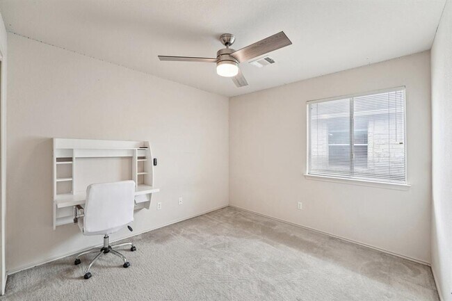 Building Photo - 1724 Darjeeling Dr