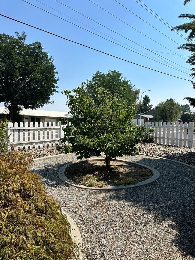 Building Photo - Beautifully Remodeled 3 Bedroom, 2 Bathroom Home – Move-In Ready!