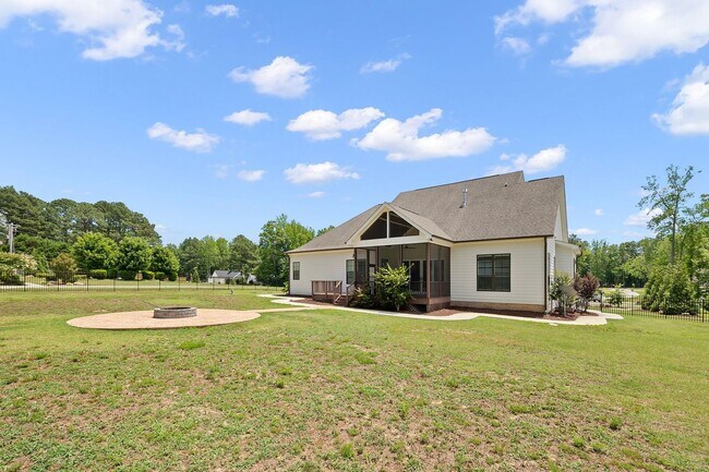Building Photo - **Luxury 4/4 with Fenced in Yard**