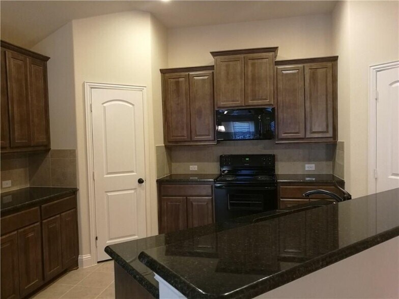 Building Photo - 638 Teakwood Dr