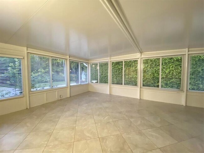 Building Photo - 1049 Van Buren St