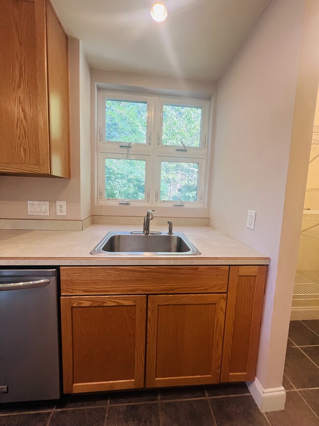 Building Photo - 567 W King St