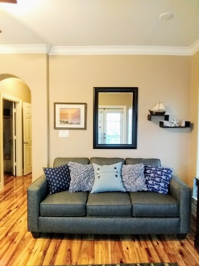 Building Photo - 612 8th St