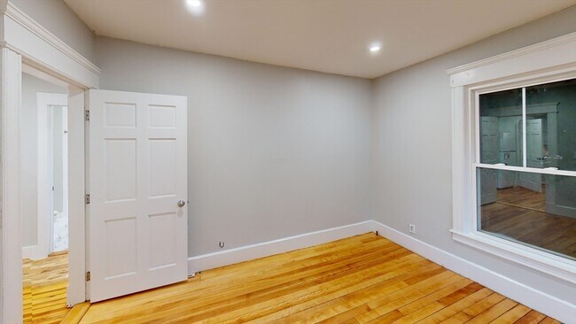 Building Photo - 168 Oak St