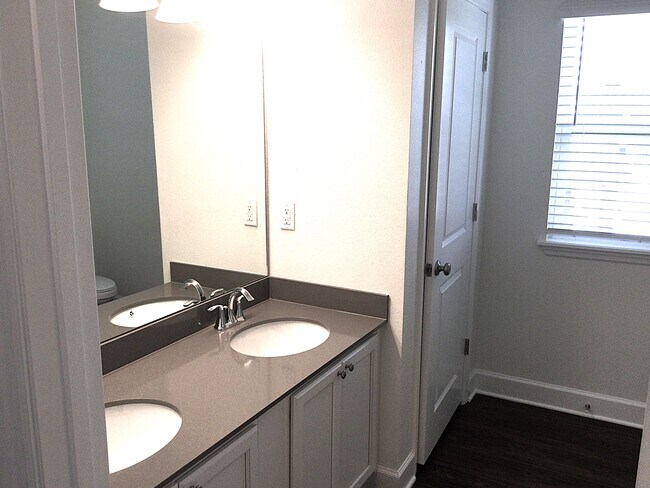 Building Photo - 1033 Walden Pond Dr
