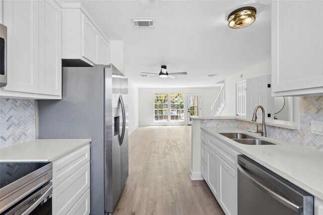 Building Photo - 2030 Plantation Dr
