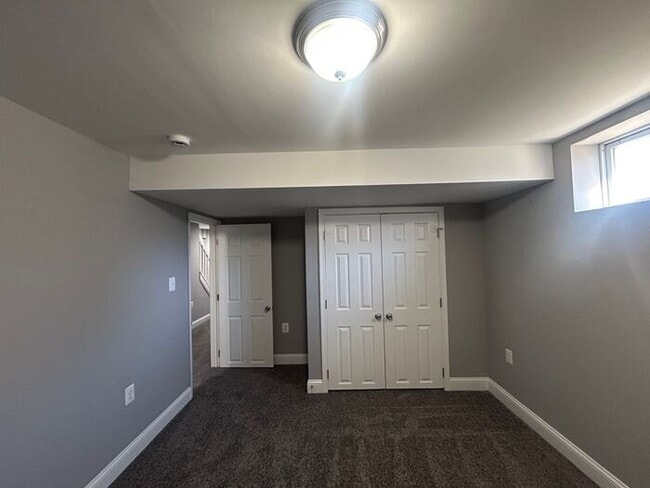 Building Photo - 4 Bedrooms with 2 full bathroom