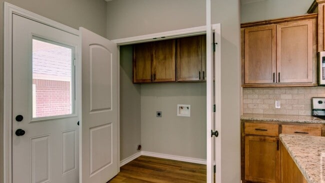 Building Photo - 4 Bedroom PG Townhome for Rent!