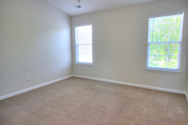 Building Photo - Nice 3 bedroom townhouse in SW Durham!