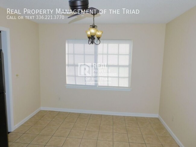 Building Photo - *Move In Special* 3 Bedroom/1.5 Bath One-L...