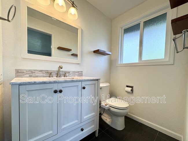 Building Photo - 823 NW 7th Ave