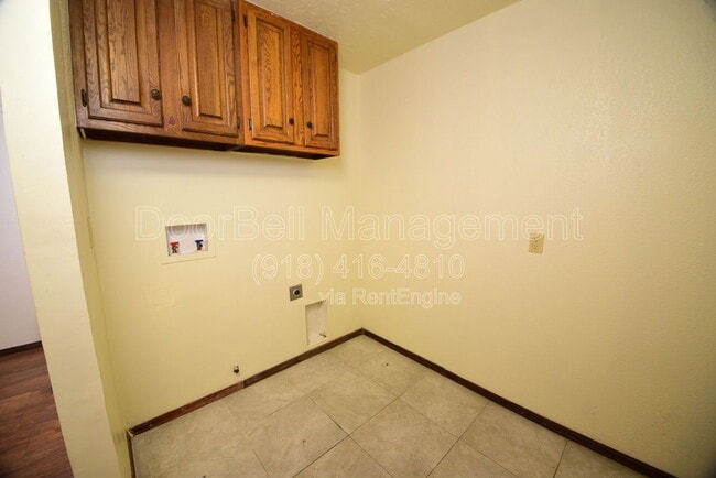 Building Photo - 746 W Commercial St