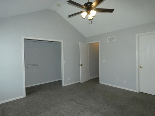 Building Photo - Town Home in North Kansas City!