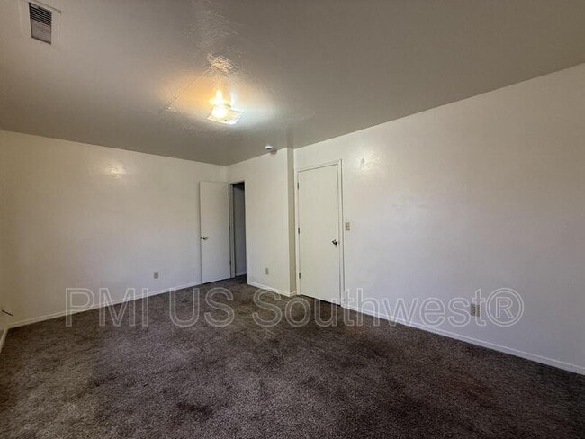 Building Photo - 9560 E Lakeshore Dr