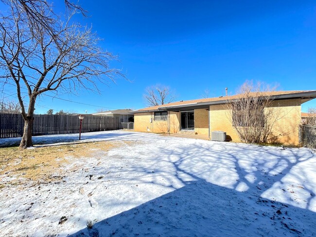 Building Photo - Charming 2-Bedroom Home in Plainview - Rec...