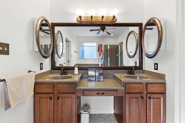 Building Photo - 705 Green Vista Ct