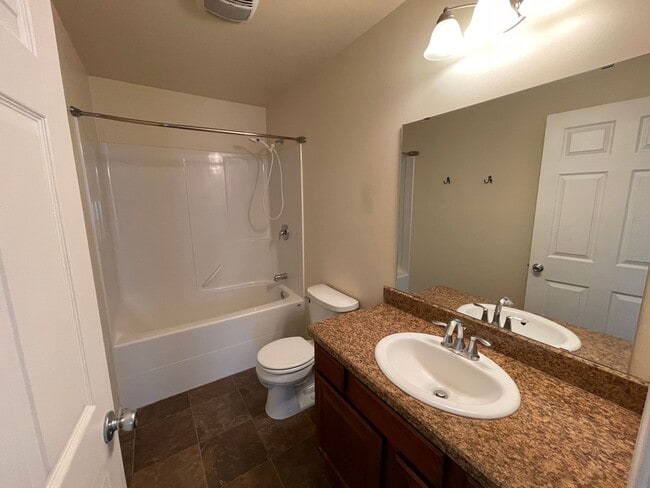 Building Photo - Spacious 3 bed for rent!