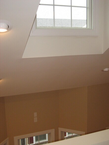 Building Photo - 330 Maple Ave