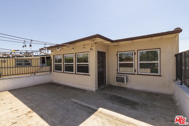 Building Photo - 5514 1/2 Cahuenga Blvd