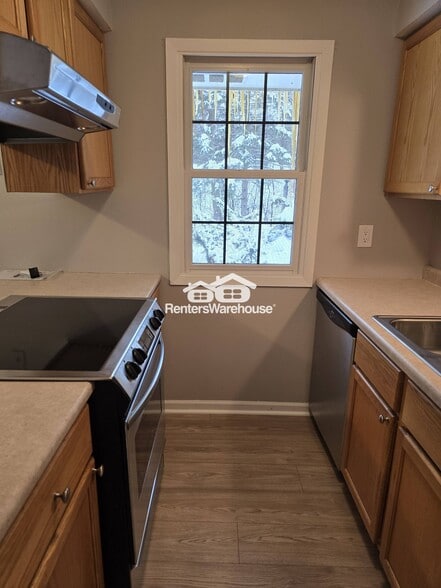 Building Photo - 5580 Shorewood Ln