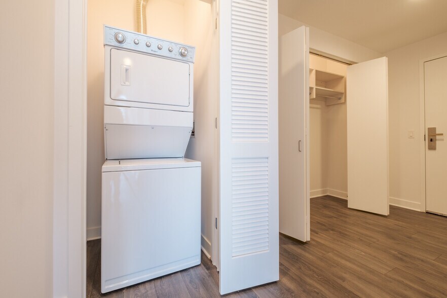 Building Photo - 251 W Hubbard St