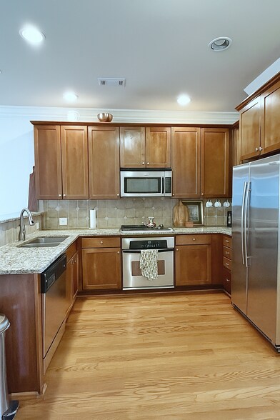 Building Photo - 6453 Chariot St