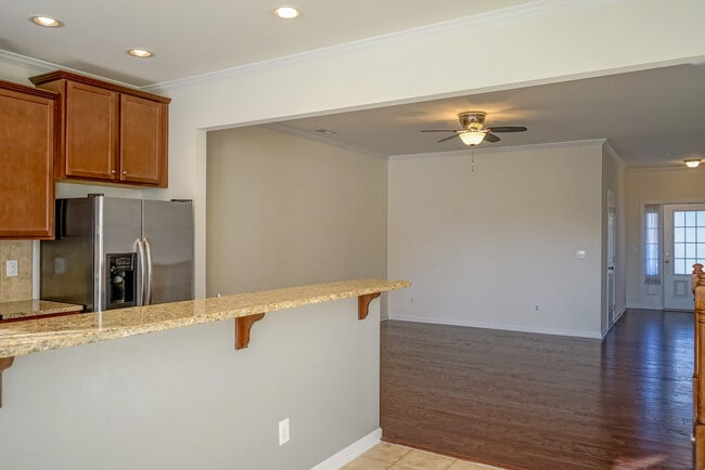 Building Photo - Townhome | Washer/ Dryer Included  |Fenced...
