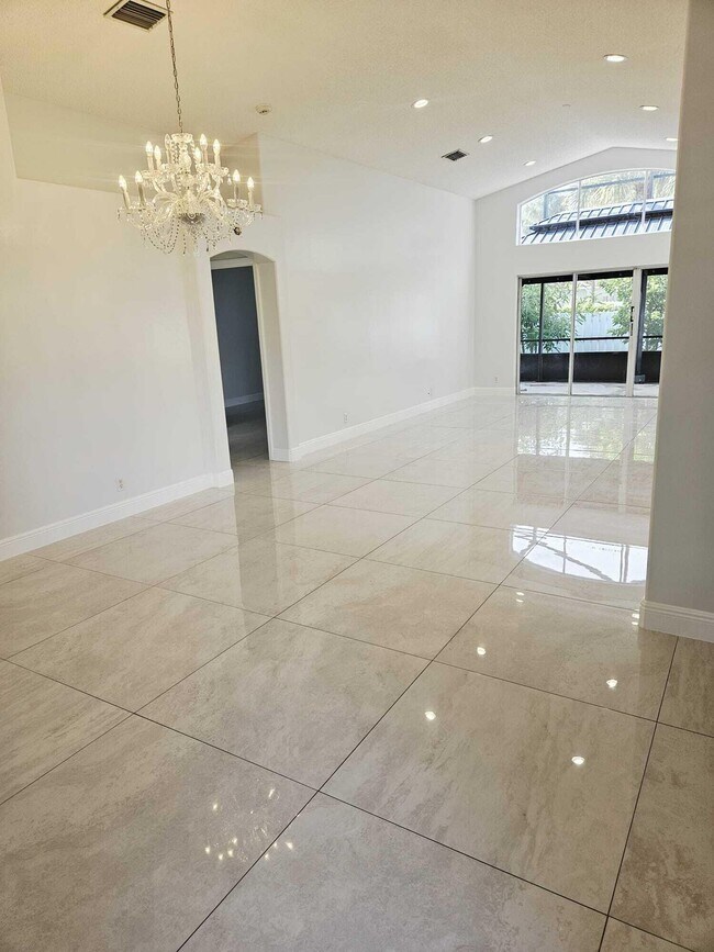 Building Photo - 5293 Oakmont Village Cir