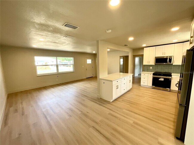 Building Photo - 644 Manor Dr W