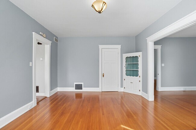 Building Photo - 6 Bed/3 Bath Remodeled Hyde Park Home w/Ce...
