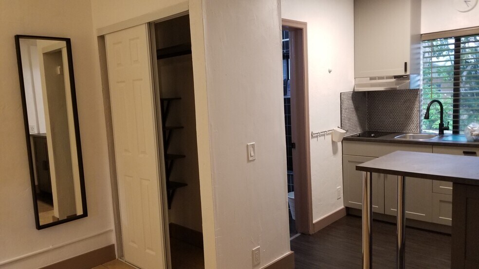 Building Photo - 515 S 20th Ave