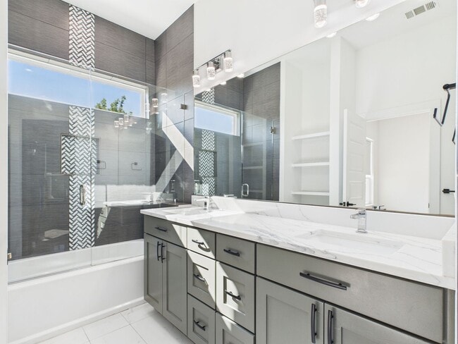 Building Photo - Stunning Home