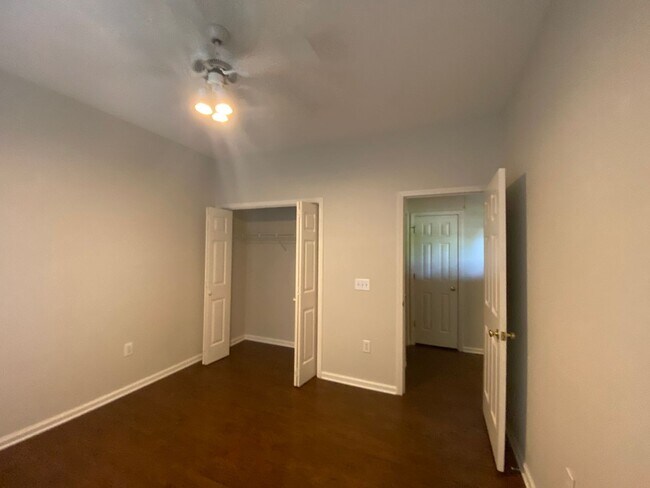 Building Photo - 3 miles to Wrightsville Beach! 1 Block fro...