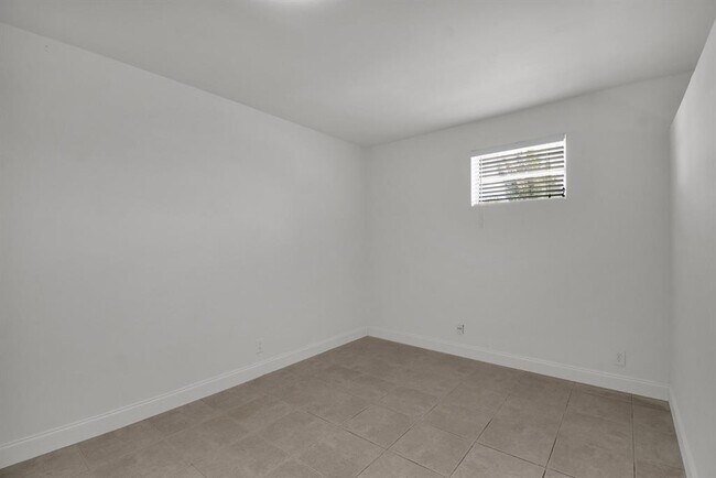 Building Photo - 1116 S 17th Ave