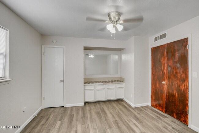 Building Photo - 10604 Springwood Dr